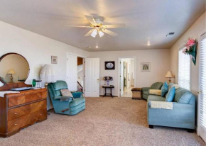 Cheerful, 5 bedroom cozy house, sleeps up to 10!